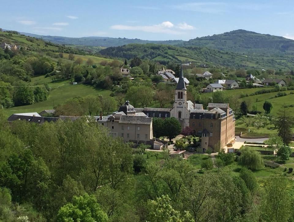 Accueil Du Couvent De Malet 호텔 Saint-Côme-dʼOlt 외부 사진